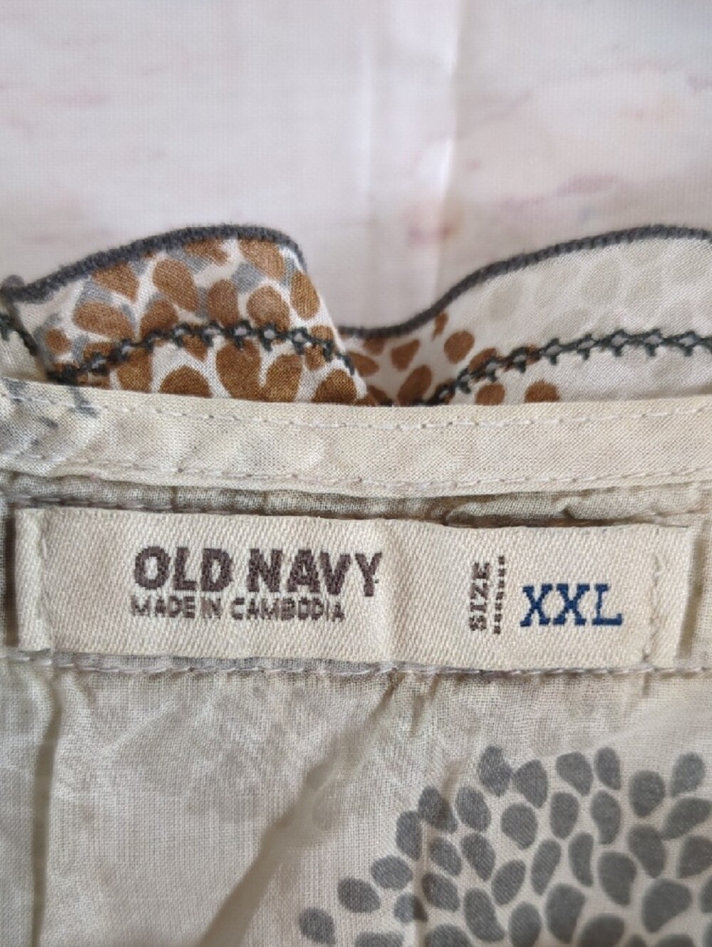 Old Navy Sleeveless Ruffle V-Neck Printed Tank — Neutral Dot Floral - Picture 2 of 5